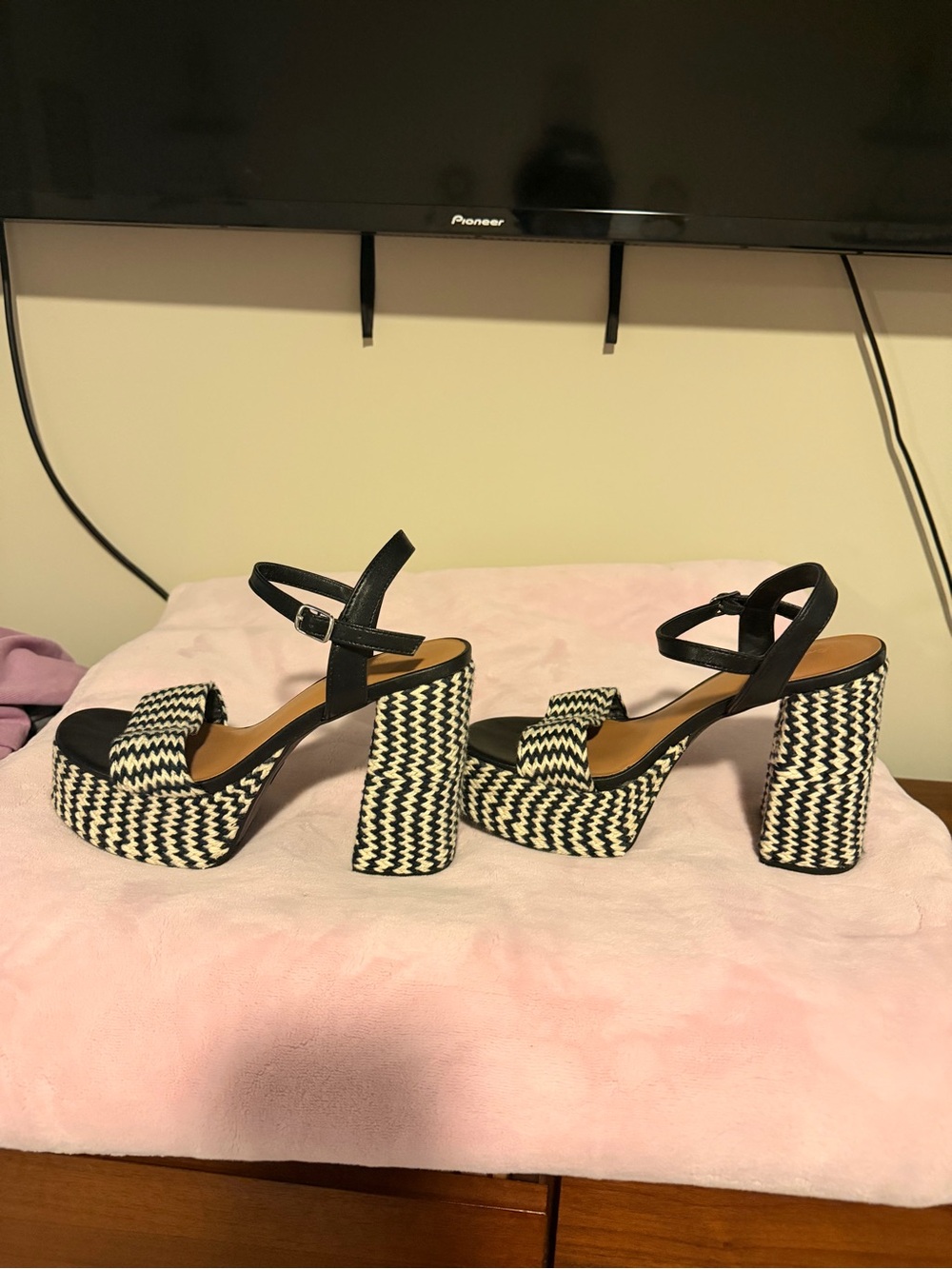 Universal Thread Black and White Platform Sandals